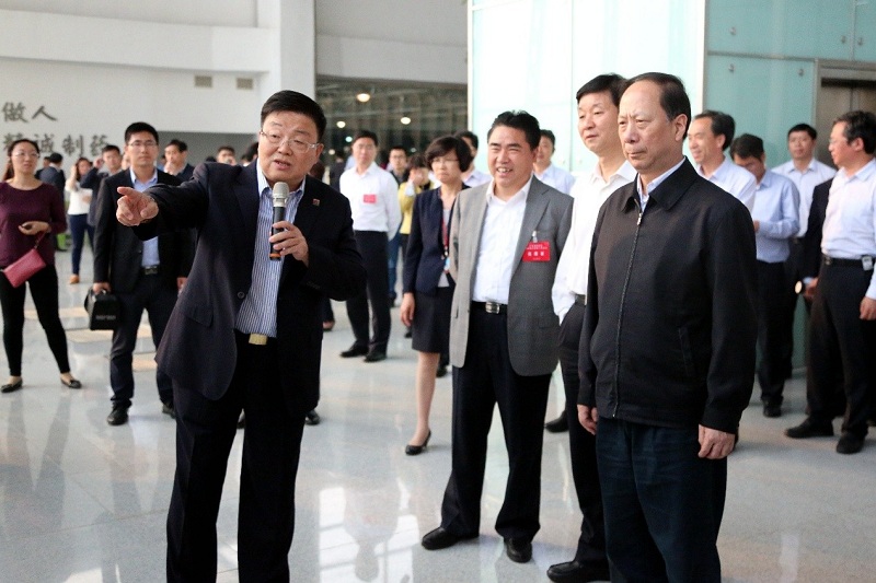 聚焦智能制造 助推产业升级——全省沿海工作会议与会领导莅临28圈(NG)大舞台调研