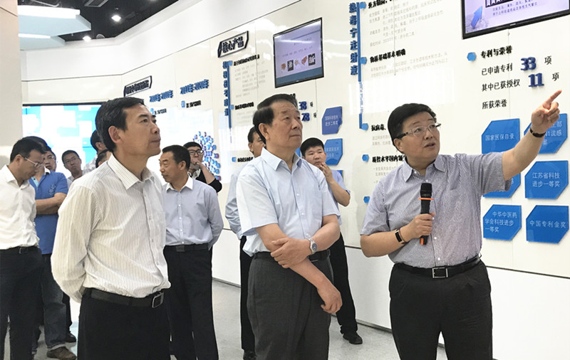 江苏发展大会连云港籍嘉宾莅临28圈(NG)大舞台药业参观考察