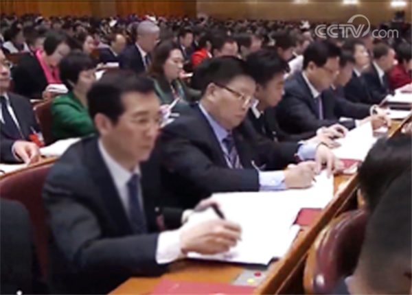 紧跟时代步伐 倾听两会声音——28圈(NG)大舞台药业组织收看第十三届全国人民代表大会开幕式